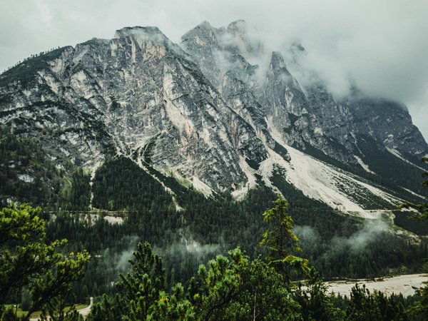 Où séjourner en Bretagne pour des vacances avec des ateliers de fabrication de cidre et des balades à vélo?